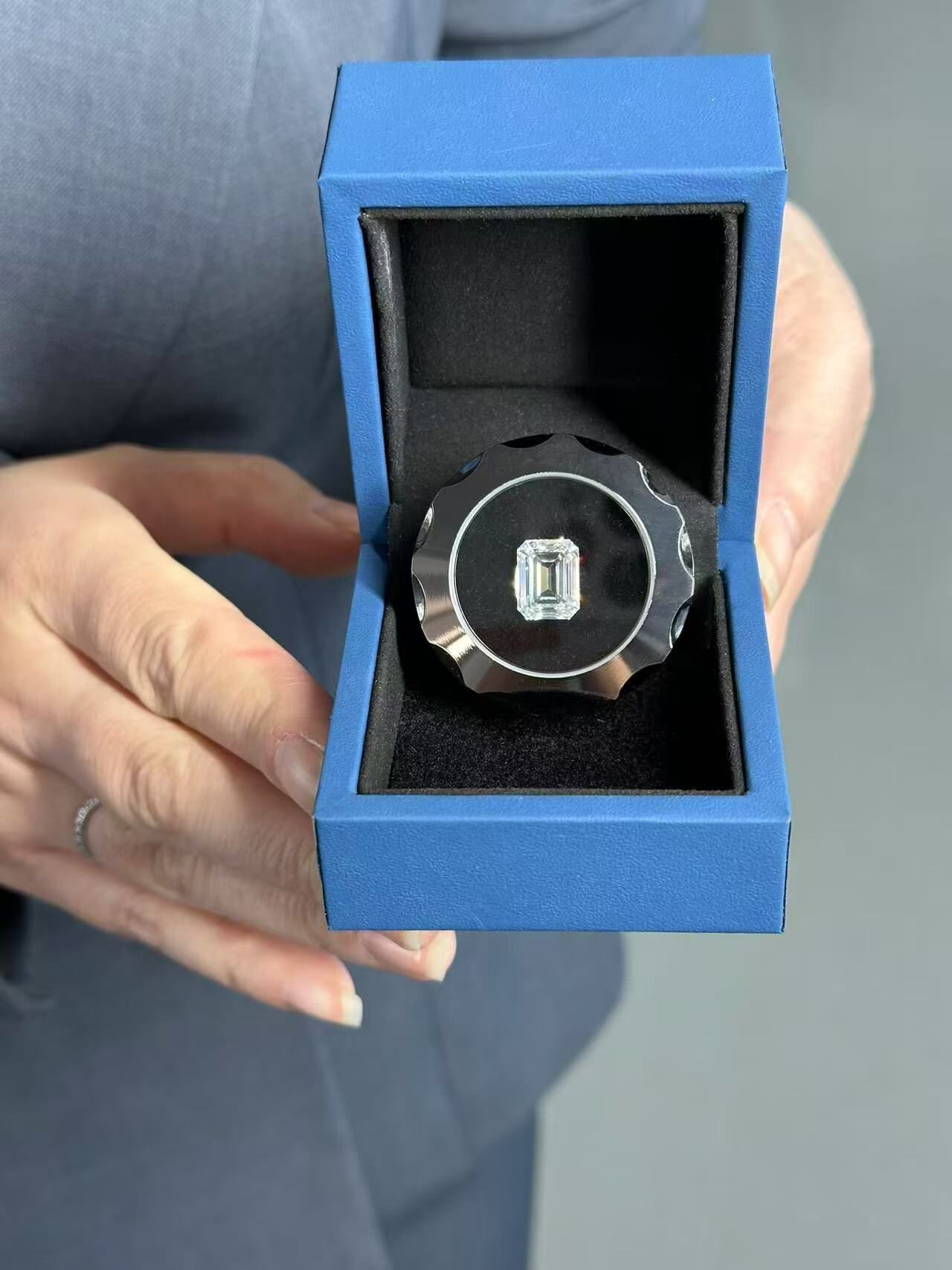 Chong Zheng Diamond — ancestral memorial diamond for overseas Chinese