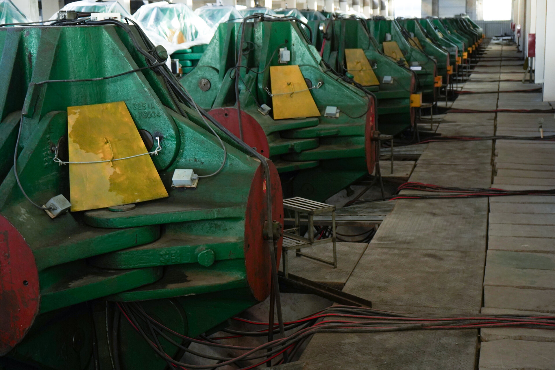 HPHT diamond synthesis equipment array at BioGem Lab manufacturing facility