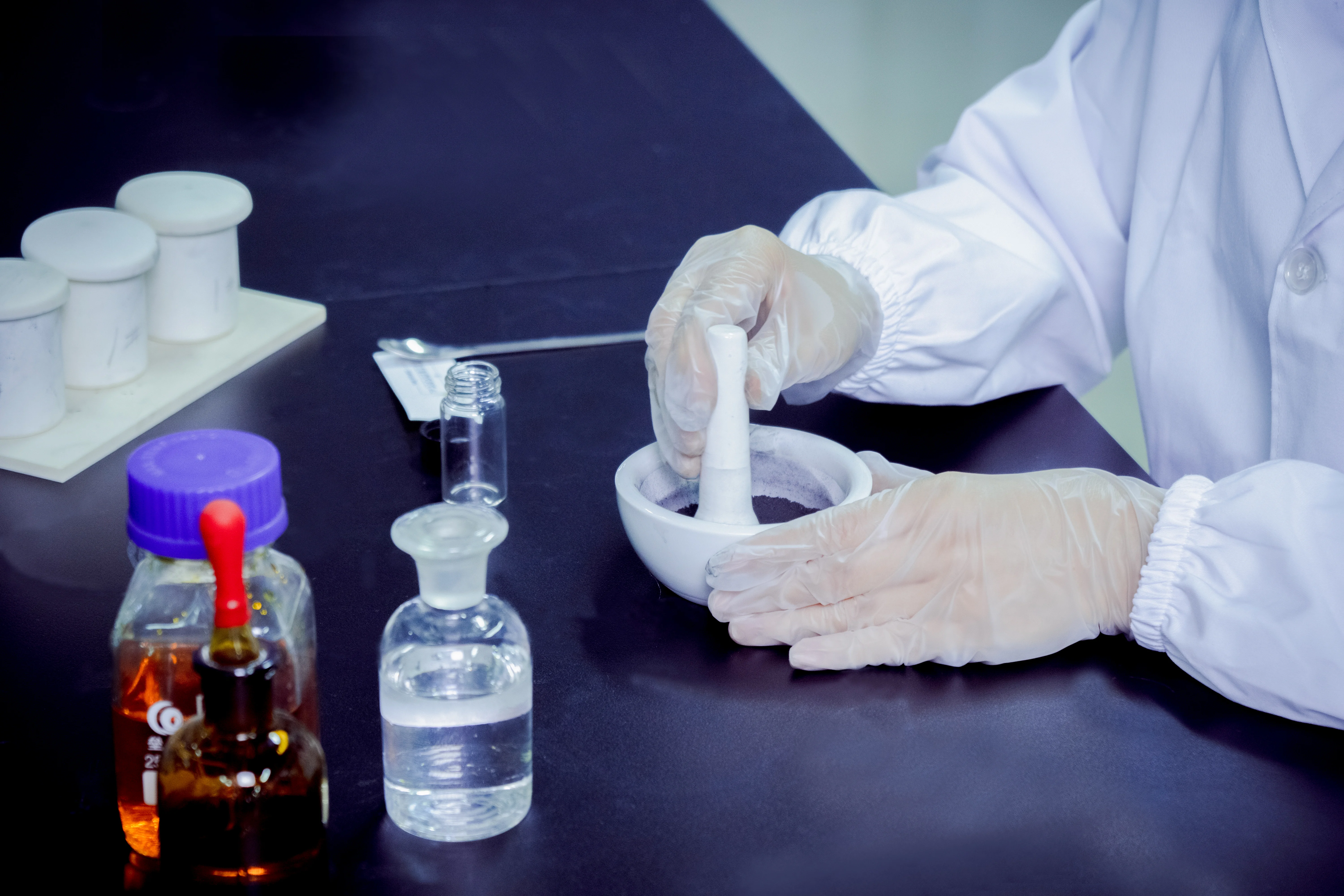 Laboratory sample grinding with mortar — carbon preparation for memorial diamond synthesis