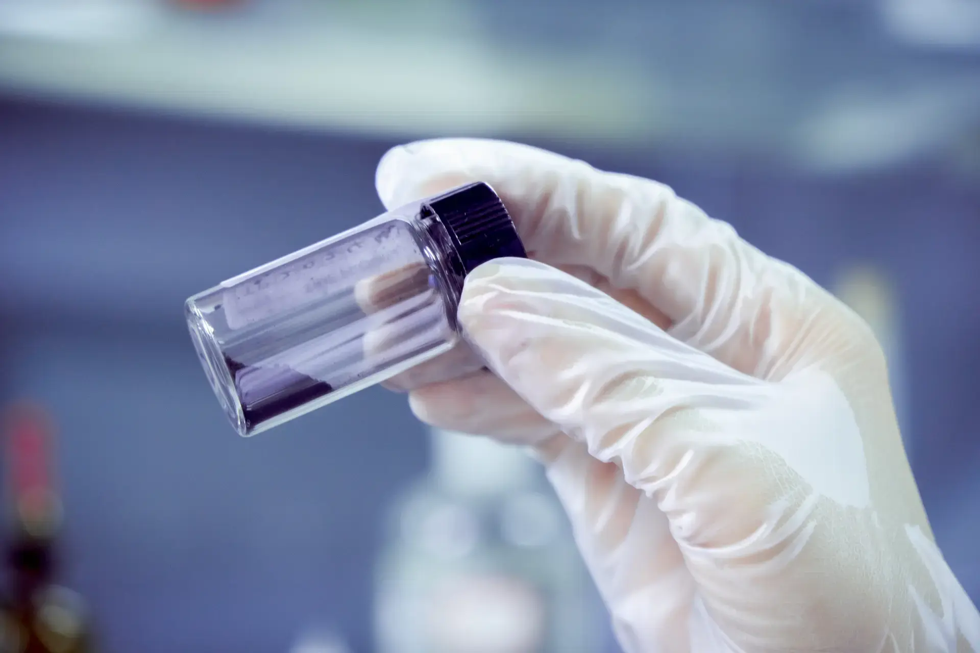 HPHT diamond synthesis laboratory — carbon sample vial handling and analysis