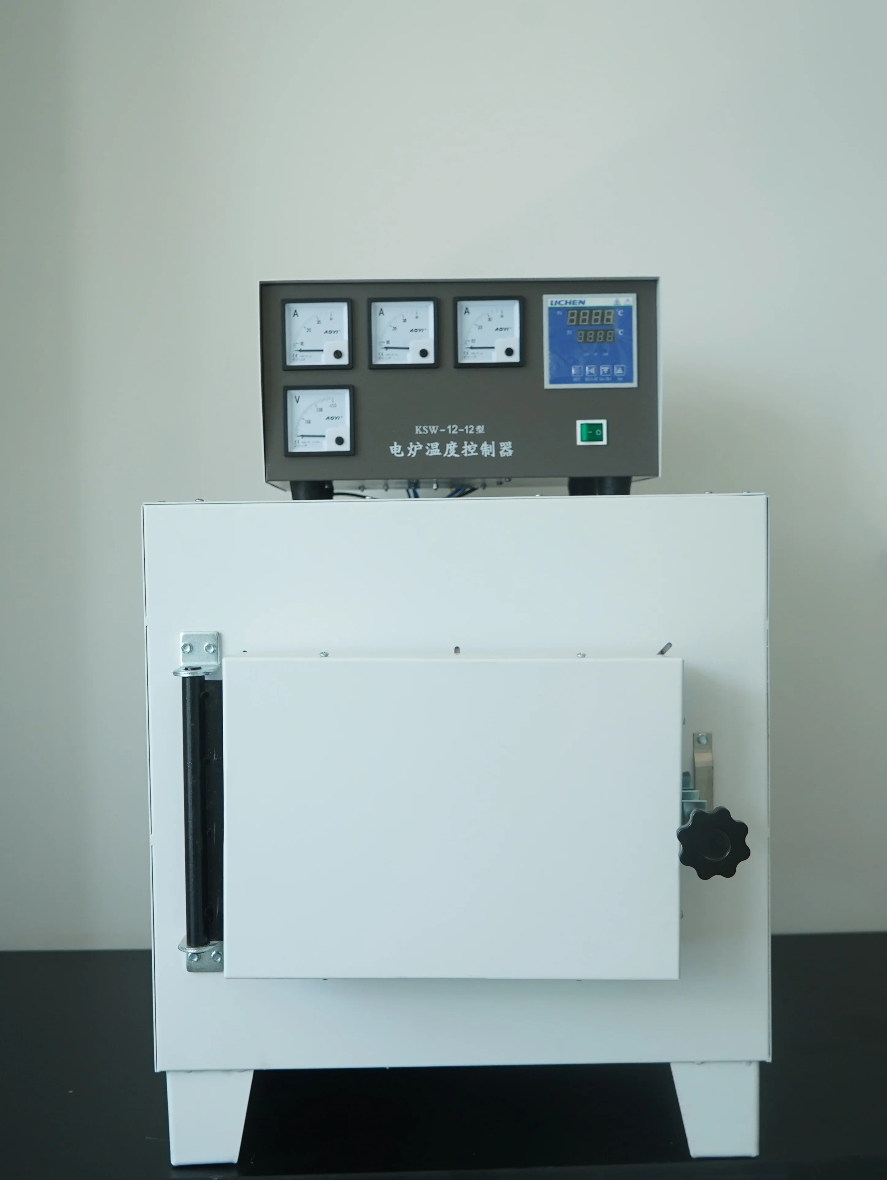 Carbon extraction reactor from HPHT synthesis chamber